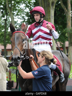 Noleggio gratuito e jockey Tom Eaves dopo aver vinto il rewards4racing.com Nusery durante la Rose of Lancaster Stakes Day all'ippodromo di Haydock Park. Foto Stock