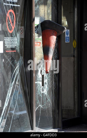 Finestre danneggiate al centro commerciale Arcadia di Ealing Broadway dopo una notte di disordini civili sulle strade di Londra. Foto Stock