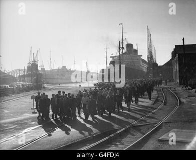 L'equipaggio della Cunard White Star Liner "Queen Elizabeth" lascia la nave per partecipare ad un incontro vicino ai moli. Si sono lamentati del fatto che, navigando sulla nave, si stanno "infrangendo la fede" mentre lo sciopero dei Longshoremen a York è ancora in corso Foto Stock