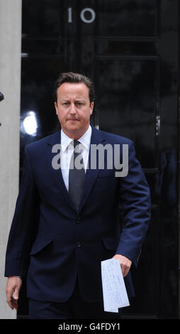 Il primo ministro David Cameron fuori 10 Downing Street nel centro di Londra prima di fare una dichiarazione ai media sui recenti disordini in tutto il Regno Unito. Foto Stock