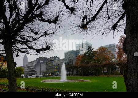 Banca Kreditanstalt für Wiederaufbau (KfW) e Messeturm, Assia, Hesse, , Frankfurt am Main Foto Stock