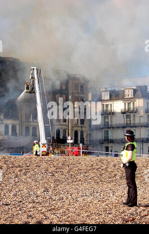 Una vista della scena in un nightclub in disuso sul lungomare di Southsea, Portsmouth, Hampshire, mentre i vigili del fuoco combattono con una grande sfoltimento. Foto Stock