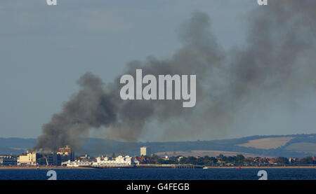 Una vista della scena in un nightclub disusato sul lungomare di Southsea, Portsmouth, Hampshire, dall'Isola di Wight, mentre i vigili del fuoco combattono con un grande colpo. Foto Stock