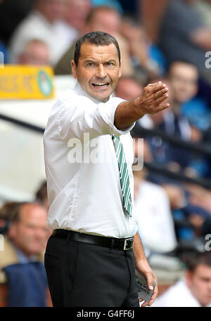 Colin Calderwood, manager hiberniano durante la partita della Clydesdale Bank Scottish Premier League al Rugby Park di Kilmarnock. Foto Stock