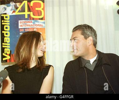 VD01-19981029-VALLADOLID, SPAGNA: L'attrice STATUNITENSE Mira Sorvino (L) chiacchiera con il regista statunitense Paul Auster (R) durante una conferenza stampa del 29 ottobre 1998 a Valladolid per presentare il loro ultimo film "Lulu on the Brigde", che sarà presentato in seguito al Festival Internazionale del Cinema 1998 SEMINCI. FOTO EPA EFE/MARTA CACO Foto Stock