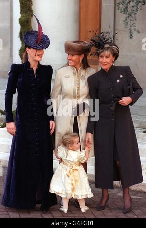 Tara Palmer-Tomkinson (a sinistra) con sua madre Patti (a destra), entrambi con outifts disegnati da Anthony Price, e la sorella Sarah al matrimonio di Santa Palmer-Tomkinson socialista e lo scrittore Simon Sebag-Montefiore ad una sinagoga ebraica nel legno di San Giovanni. * Londra nord. Foto Stock