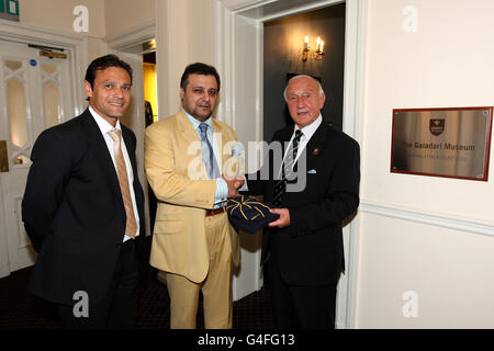 Signor M.A.R. Galadari (centro) all'apertura del museo a suo nome nel padiglione del Kia Oval, davanti alla prova partita che avrà inizio domani tra Inghilterra e India Foto Stock