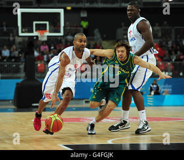 Matthew Dellavedova in Australia e Tony Parker in Francia (a sinistra) durante l'Invitational International di Londra presso la Basketball Arena, nel Parco Olimpico di Londra. Foto Stock