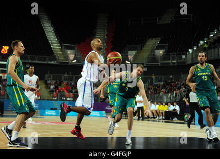 Tony Parker in Francia segna durante l'International di Londra all'Arena di pallacanestro, nel Parco Olimpico di Londra. Foto Stock