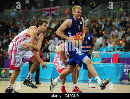 Il britannico Dan Clark si allontana dalla Marko Car croata durante l'International Invitational di Londra alla Basketball Arena, nel Parco Olimpico di Londra. Foto Stock