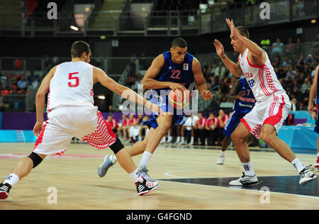 Ryan Richards della Gran Bretagna attraversa la difesa della Croazia durante la London Invitational International presso la Basketball Arena, nel Parco Olimpico di Londra. Foto Stock