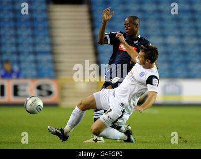 Calcio - Npower Football League Championship - Millwall / Peterborough United - The Den. Jimmy Abdou di Millwall e Lee Frecklington di Peterborough United Foto Stock