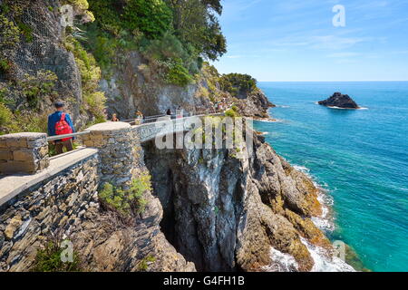 Escursioni turistiche sentiero da Monterosso a Vernazza, Cinque Terre Liguria, Italia Foto Stock