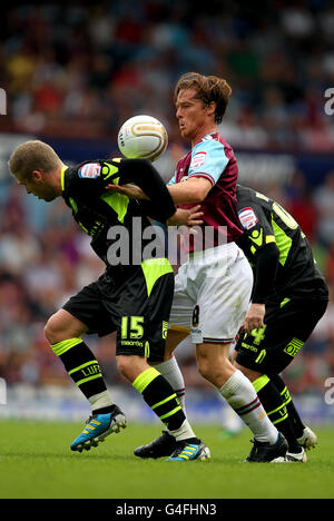 West Ham United's Scott Parker sotto la pressione di Leeds United's. Adam Clayton (a sinistra) e Ross McCormack (a destra) Foto Stock