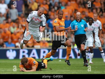 Il Pajim Kasami di Fulham (top) è scopato da Wolverhampton Wanderers' Christophe Berra (sinistra) Foto Stock