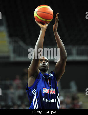 Luol Deng della Gran Bretagna in azione durante la London Invitational International presso la Basketball Arena, nel Parco Olimpico di Londra. Foto Stock