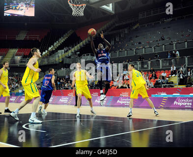 Il Gran Bretagna Luol Deng segna con un cesto durante l'International Invitational di Londra alla Basketball Arena, nel Parco Olimpico di Londra. Foto Stock