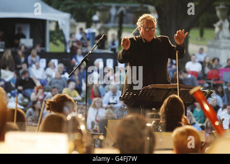 Joel McNeeley dirige la Royal Philharmonic Orchestra e il Crouch End Festival Chorus all'American Express Symphony at the Park, che si tiene nei terreni della Chiswick House, Londra, in occasione dell'ottantesimo compleanno degli Abbey Road Studios. Foto Stock