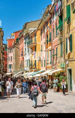 Turistico a Vernazza street, Cinque Terre Liguria, Italia Foto Stock