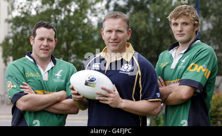 L'ex stella di rugby Andy Nichol (centro) con i giocatori di rugby Strathspey Paul Douglas (a sinistra) e Ruari Dickinson (a destra) durante il lancio dei campionati nazionali a RBS Aviemore, Aviemore. Foto Stock