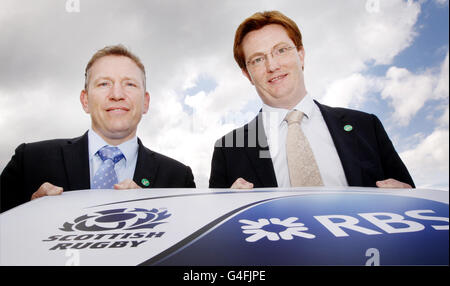 Rugby Union - lancio della Lega Nazionale - RBS Aviemore. L'ex stella di rugby Andy Nichol (a sinistra) e MSP Danny Alexander (a destra) durante il lancio dei campionati nazionali a RBS Aviemore, Aviemore. Foto Stock