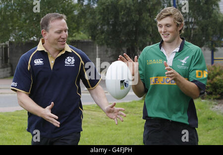 L'ex stella di rugby Andy Nichol (a sinistra) con il giocatore di rugby di Strathspey Ruari Dickinson (a destra) durante il lancio dei campionati nazionali a RBS Aviemore, Aviemore. Foto Stock