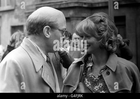 L'attore Richard Attenborough, a sinistra, visitando l'ex n° 10 Rillington Place, Notting Hill, la casa dell'omicida di massa, John Reginald Halliday Christie, che è stato impiccato nel 1953. Attenborough, sotto la veste dell'assassino, sta raffigurando Christie nel film '10 Rillington Place'. Con lui c'è l'attrice Judy Geeson, che raffigura Beryl Evans, una delle otto donne conosciute assassinate da Christie. Foto Stock