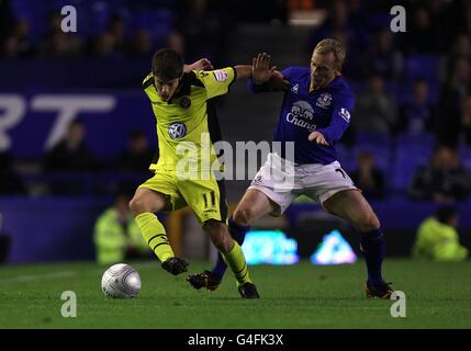 Ryan Flynn di Sheffield United (a sinistra) e Tony Hibbert di Everton (a destra) in azione Foto Stock