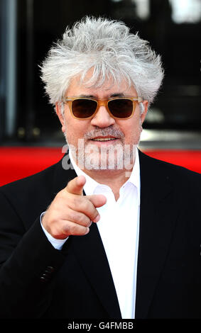 Pedro Almodovar arriva per la prima della Skin i Live in a Somerset House, Londra. PREMERE ASSOCIAZIONE foto. Data immagine: Mercoledì 27 luglio 2011. Il credito fotografico dovrebbe essere: Ian West/PA Wire Foto Stock