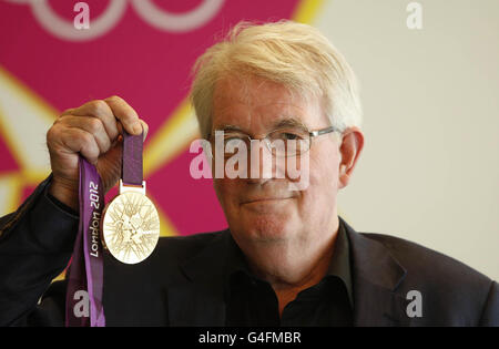 Designer delle medaglie olimpiche del 2012 David Watkins durante una fotocellula al London Organizing Committee of the Olympic Games 2012 a Canary Wharf, Londra. Foto Stock