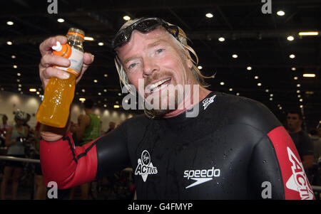 Sir Richard Branson durante la vergine Active London Triathlon a Londra. Foto Stock