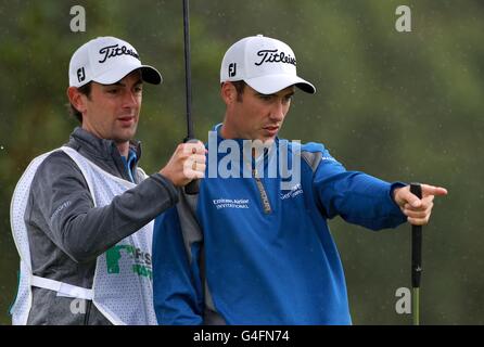 Ross Fisher dell'Inghilterra (a destra) con il suo caddie Adam Marrow (a sinistra) il 10 Foto Stock