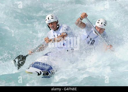 David Florence della Gran Bretagna (fronte) e Richard Hounslow in azione durante il Canoe Slalom London 2012 Olympic Test Event presso il Lee Valley White Water Center di Londra. Foto Stock