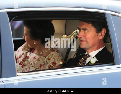 Il capitano Timothy Lawrence e la principessa Anne in un'auto sul Royal Mile dopo il matrimonio di Mike Tindall e Zara Phillips al Canongate Kirk di Edimburgo. Foto Stock