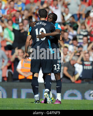 Robin Van Persie dell'Arsenal celebra l'apertura del gol con Gervinho durante la partita della Emirates Cup all'Emirates Stadium di Londra. Foto Stock