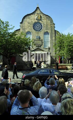 Zara Phillips e il suo nuovo marito Mike Tindall fuori da Canongate Kirk a Edimburgo dopo il loro matrimonio. Foto Stock