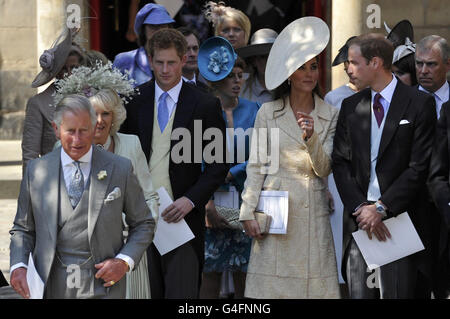 (Da sinistra a destra) il Principe di Galles, la Duchessa di Cornovaglia, il Principe Harry, la Principessa Beatrice, la Duchessa di Cambridge, il Duca di Cambridge e il Duca di York partono dopo il matrimonio di Zara Phillips Mike Tindall, a Canongate Kirk a Edimburgo. Foto Stock