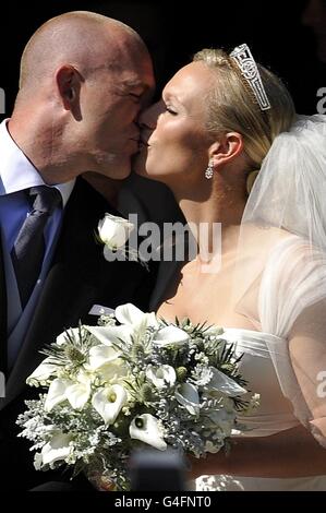 Zara Phillips e il suo nuovo marito Mike Tindall baciano fuori da Canongate Kirk a Edimburgo dopo il loro matrimonio. Foto Stock