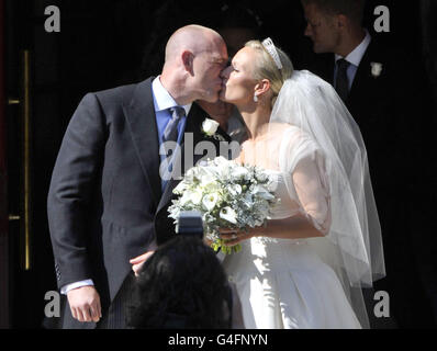 Zara Phillips e il suo nuovo marito Mike Tindall fuori da Canongate Kirk a Edimburgo dopo il loro matrimonio. Foto Stock