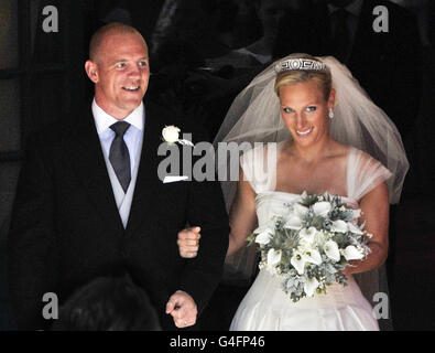 Zara Phillips e il suo nuovo marito Mike Tindall fuori da Canongate Kirk a Edimburgo dopo il loro matrimonio. Foto Stock