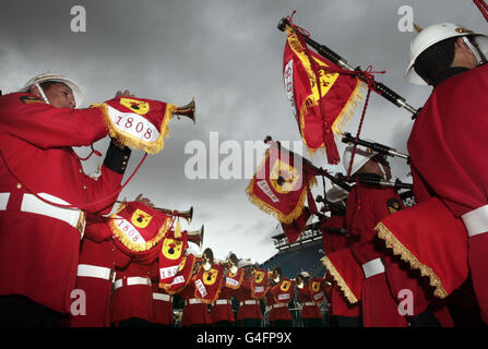 La band brasiliana Marine Corps lancia il programma per il 62° Royal Edinburgh Military Tattoo al castello di Edimburgo. Foto Stock