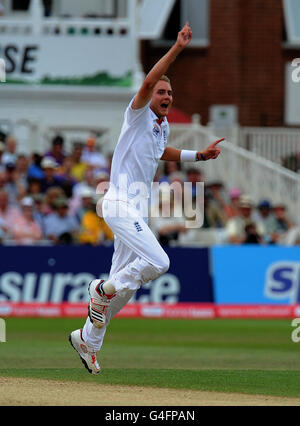 Cricket - npower secondo Test - Day Four - Inghilterra / India - Trent Bridge. Stuart Broad dell'Inghilterra celebra dopo che Matt Prior ha catturato Rahul Dravid dell'India Foto Stock