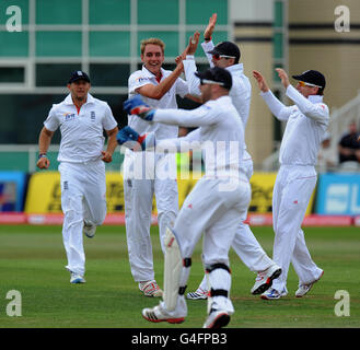 Cricket - npower secondo Test - Day Four - Inghilterra / India - Trent Bridge. Stuart Broad dell'Inghilterra celebra dopo che Matt Prior ha catturato Rahul Dravid dell'India Foto Stock