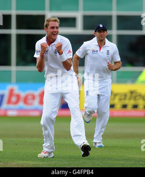 Stuart Broad dell'Inghilterra celebra dopo che Matt prima catturato Rahul dell'India Drawid Foto Stock