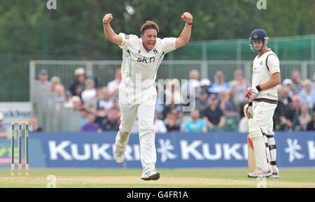 Warwickshires Neil carter festeggia la conquista del cricket di Lancashires Sajid Mahmood mentre Tom smith guarda avanti durante la partita del campionato della contea di LV al Liverpool Cricket Club, Liverpool. Foto Stock
