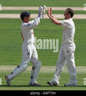 Graham Wagg di Glamorgan (a destra) si congratula con Mark Wallace dopo aver preso Tom Westley di Essex dal suo bowling durante la partita del campionato della contea di LV allo stadio SWALEC di Cardiff. Foto Stock