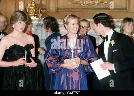 14/09/1982 - IN QUESTO GIORNO nel 1982 - la Principessa Grace di Monaco, l'ex attrice americana, Grace Kelly, è stata uccisa in un incidente d'auto. PA NEWS PHOTO 9/3/81 LA PRINCIPESSA DI GALLES (L) CON IL PRINCIPE DI GALLES E LA PRINCIPESSA GRAZIA DI MONACO PRESSO LA SALA DELL'OREFICERIA DI LONDRA COME OSPITI DI UN'ANIMAZIONE IN AIUTO DEL FASCINO DELLA ROYAL OPERA HOUSE. Foto Stock