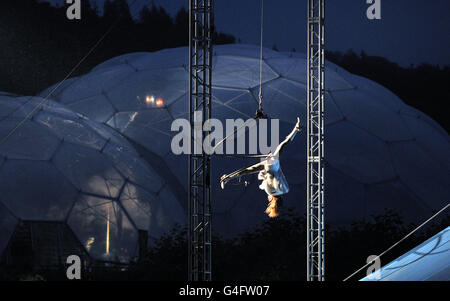 FOTO. Un esecutore durante la notte di apertura di Labyrinth, messo in scena dalla società del circo di Stato NoFit al progetto Eden in Cornovaglia come parte della stagione del decimo anniversario dell'attrazione ecologica. PREMERE ASSOCIAZIONE foto. Data immagine: Mercoledì 3 agosto 2011. Lo spettacolo presenta acrobati, musica e danza, e si svolge attraverso il sito Eden e le sue enormi serre. Il credito fotografico dovrebbe essere: Tim Ireland/PA Wire Foto Stock