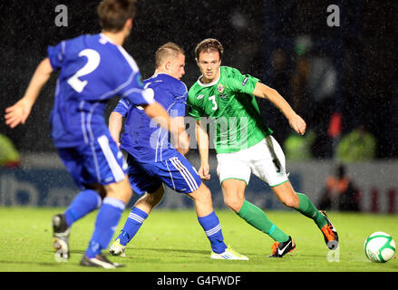 Calcio - UEFA Euro 2012 - Qualifiche - Gruppo C - Irlanda del Nord / Isole Faroe - Windsor Park. Jonny Evans (a destra) dell'Irlanda del Nord in azione durante il qualificatore Euro 2012 al Windsor Park, Belfast. Foto Stock