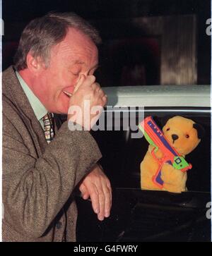 Il Mp Ken Livingstone viene sperperato con una pistola d'acqua del burattini Sooty durante una fotocall al Savoy Theatre di Londra oggi (Giovedi). Sooty stava incontrando Livingstone per mettere avanti la sua sfida nella corsa di essere il sindaco di Londra. Foto di Matthew Fearn/PA. Foto Stock